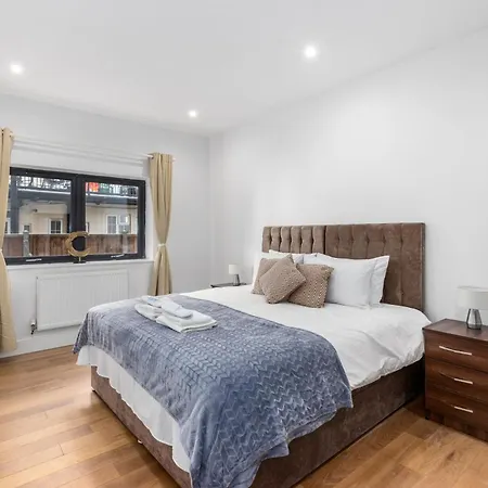 Cozy One-Bedroom Retreat In Morden Sm4, London